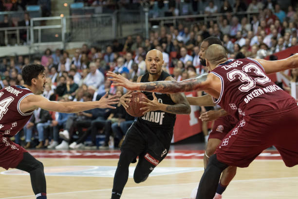 梅里诺替补立大功 两球助炮兵擒狐紧追红军.