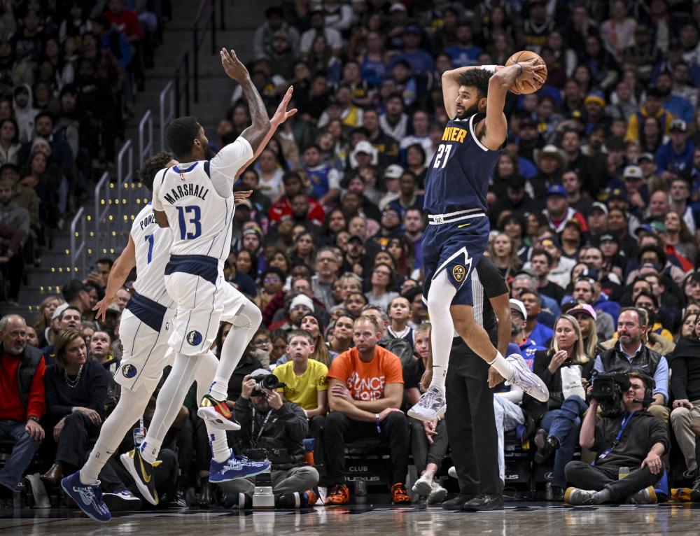 有趣!狄龙偷偷趁机和詹姆斯击掌(有趣一幕:狄龙悄悄趁机与詹姆斯击掌)